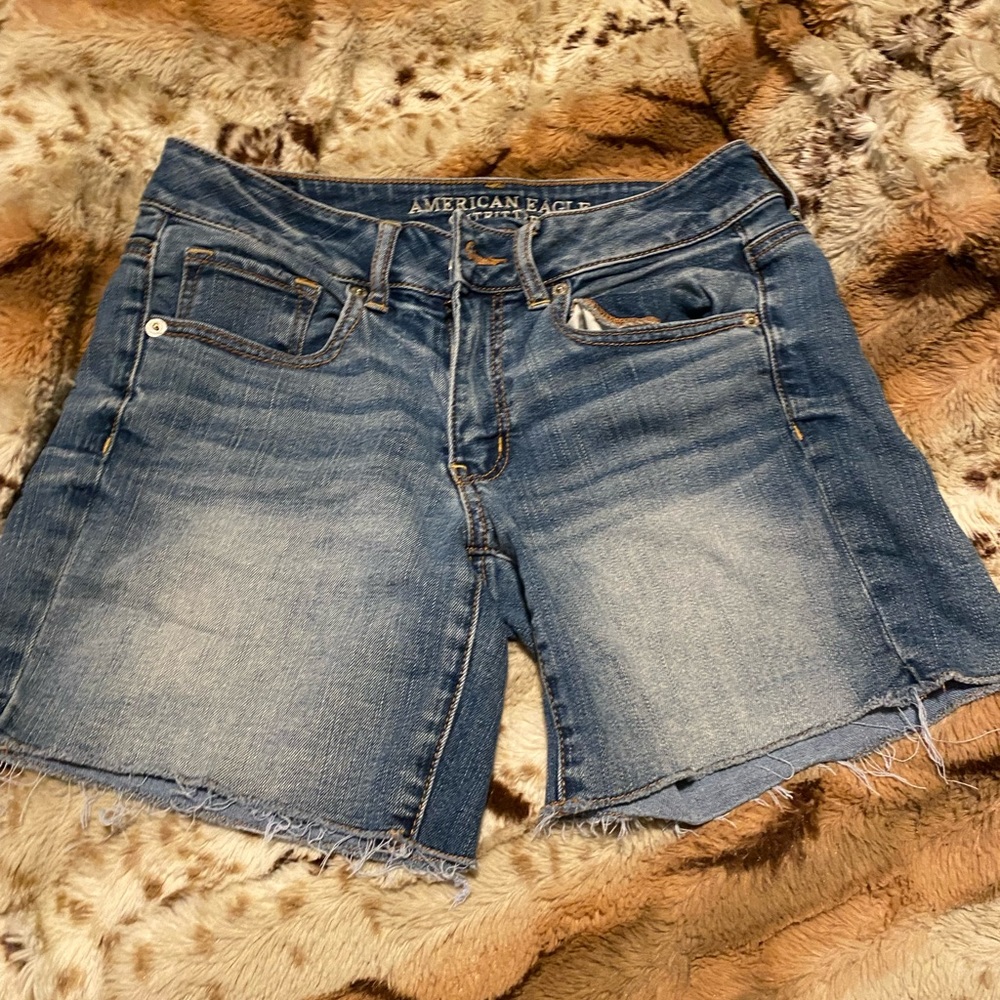 American Eagle shorts style Midi size 6 gently used